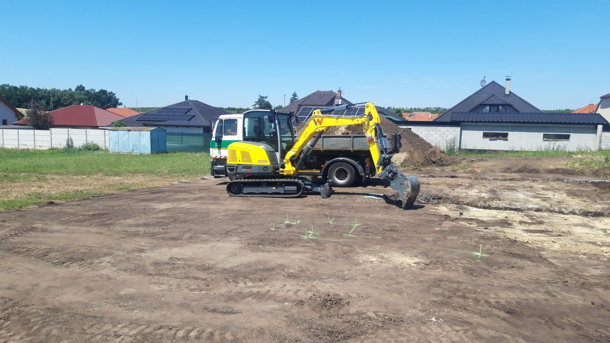 Skrývka ornice, svahování a modeláž terénu