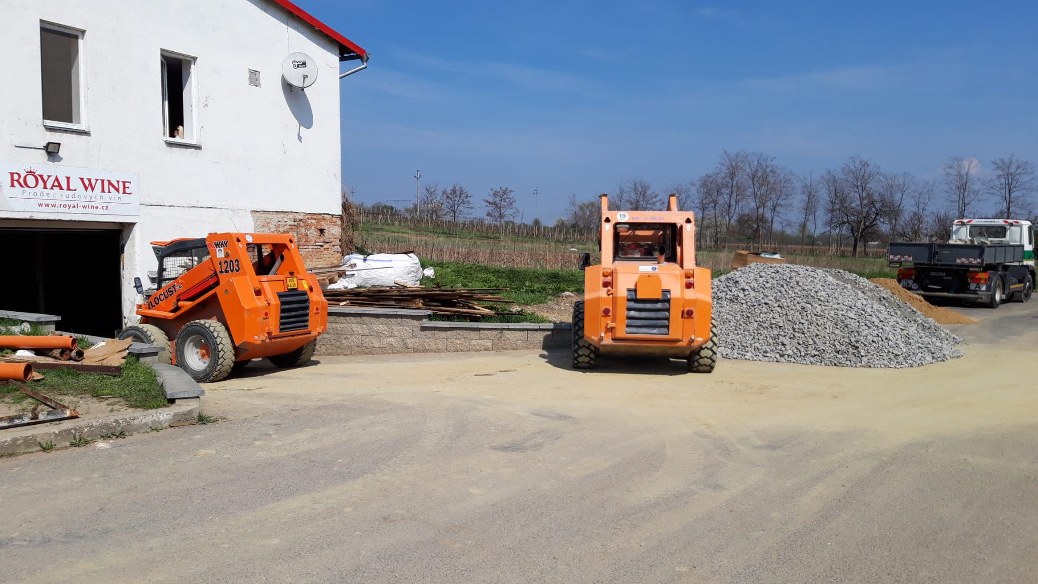 Doprava: Śtěrku, písku, kameniva a betonu