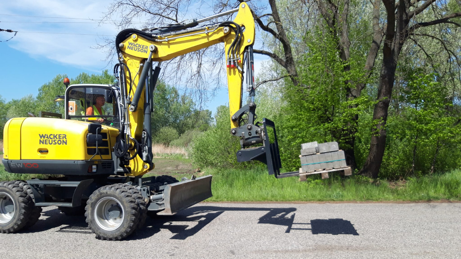 Manipulační práce pomocí paletizačních vidlí a přesunu po stavbě